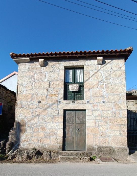 Casa em Pedra. Recuperar em Vilar de Ferreiros. Mondim de Basto