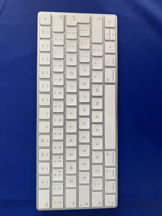 Apple Magic Keyboard (A1644) – Layout Inglês – Excelente Estado