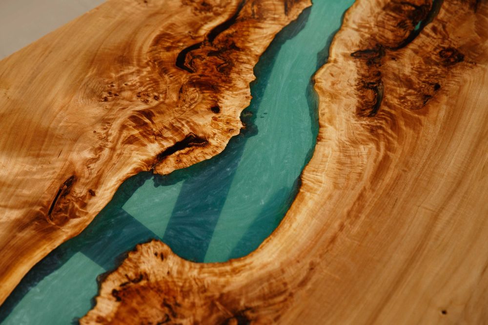 Обідній або кавовий стіл з тополі з епоксидною смолою