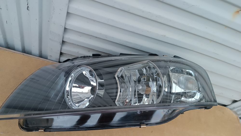 Vendo farol esquerdo de Audi A3 8P ano 2003/12