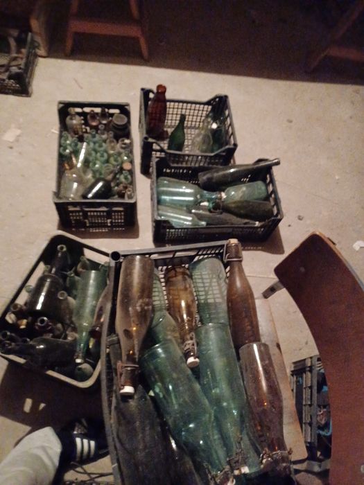 Stare butelki z korkami lub bez