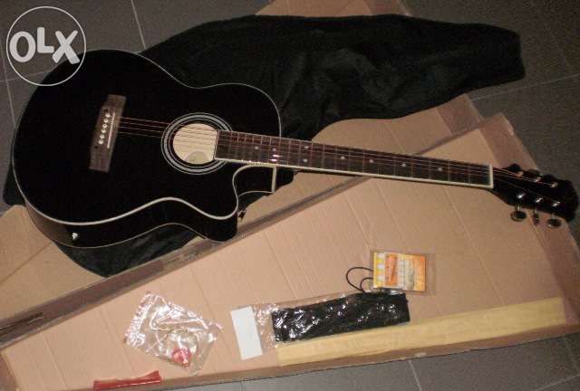 Guitarra madeira cutaway com pickup 4/4 de cor preta