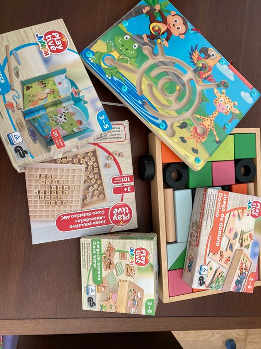 Jogos diversos em madeira para crianças