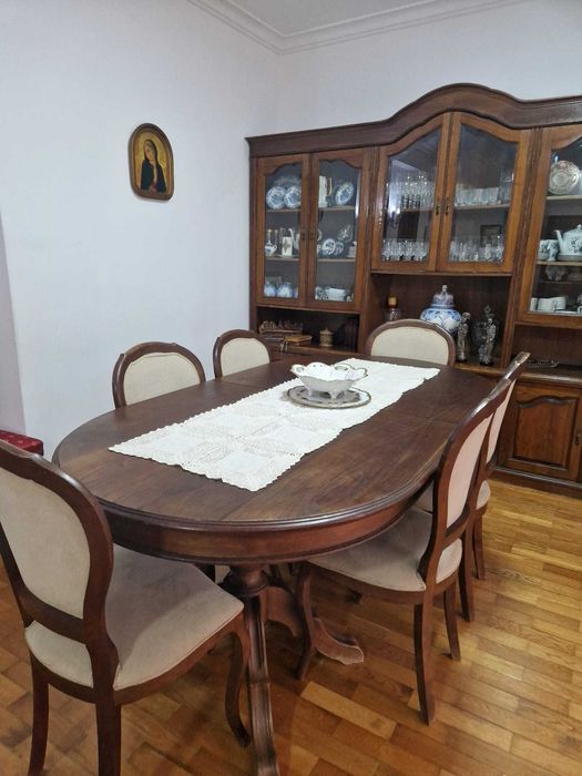Conjunto de mesa de sala de jantar com seis cadeiras em tecido