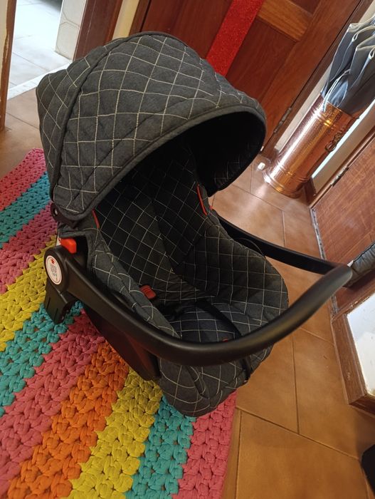 Carrinho que transforma em alcofa + ovo