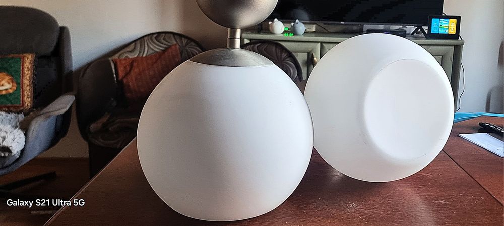 Dwie piękne lampy z białego szkła