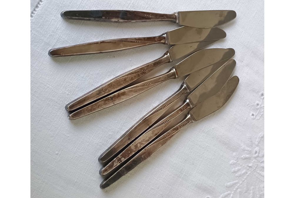 7 posrebrzanych noży obiadowych