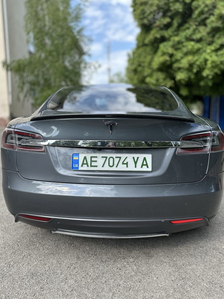 Продам Tesla Model S в отличном состоянии