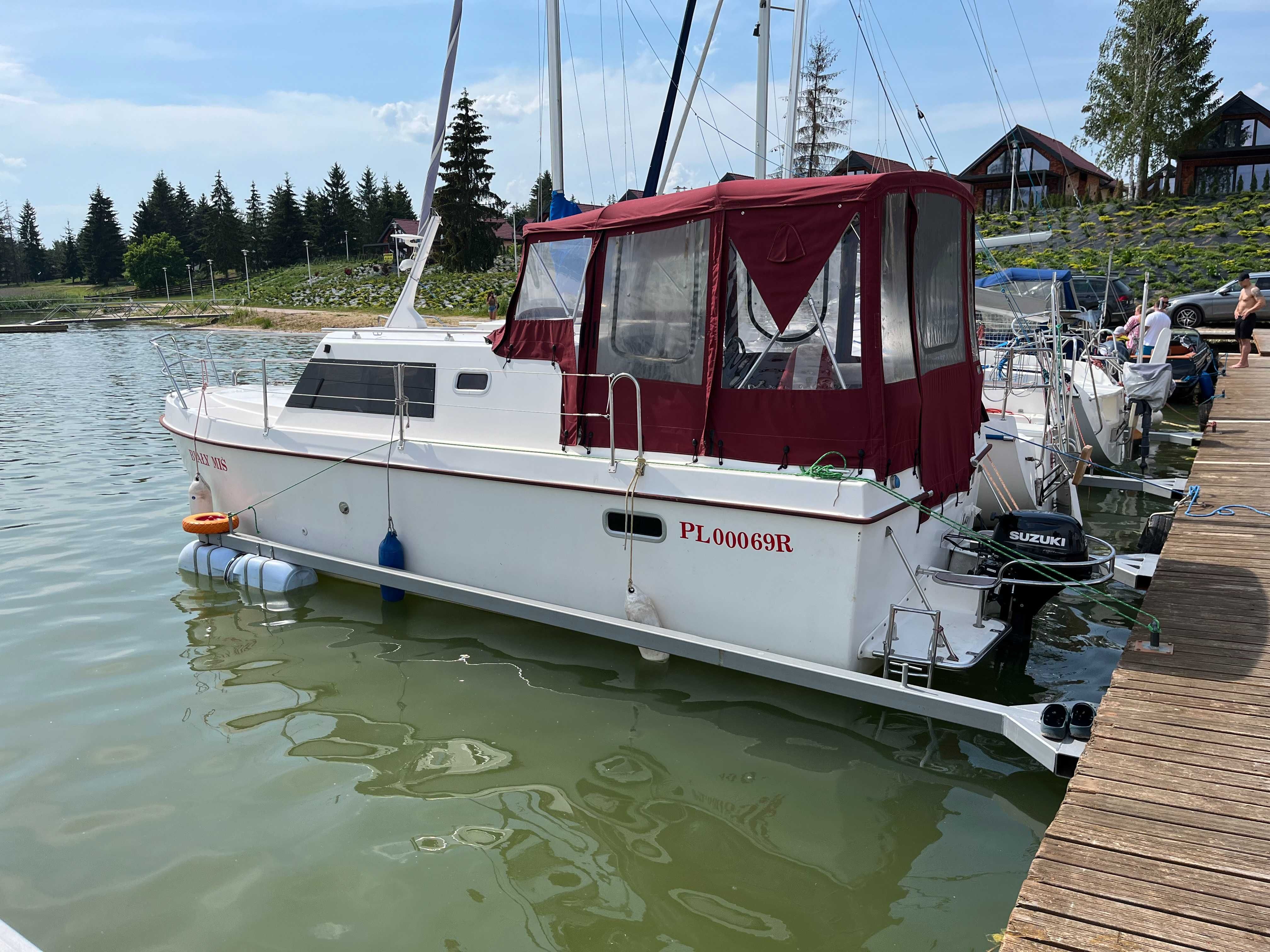 Wynajem czarter jachtu motorowego Mazury Ryn