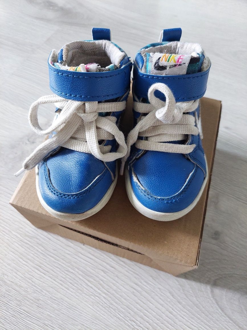 Trampki na rzep Nike 22