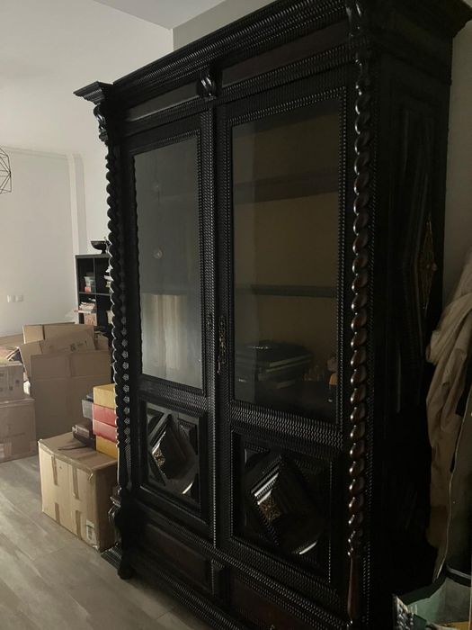 Louceiro Antigo em Pau de Santo com Luz nas Prateleiras