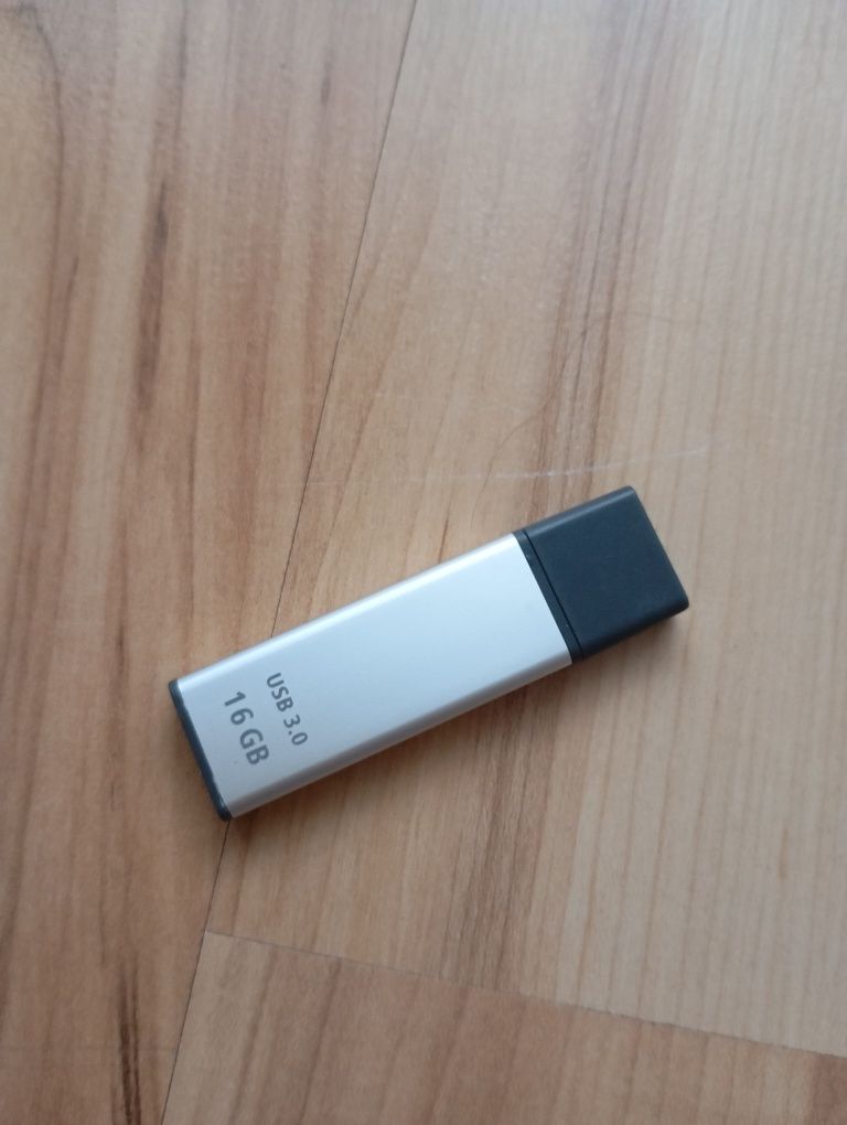 Pendrive USB 3.0 Hama Laeta,16 GB otwierany.