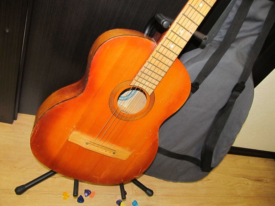 Гітара  в харошому состояние потрібно замінити струни