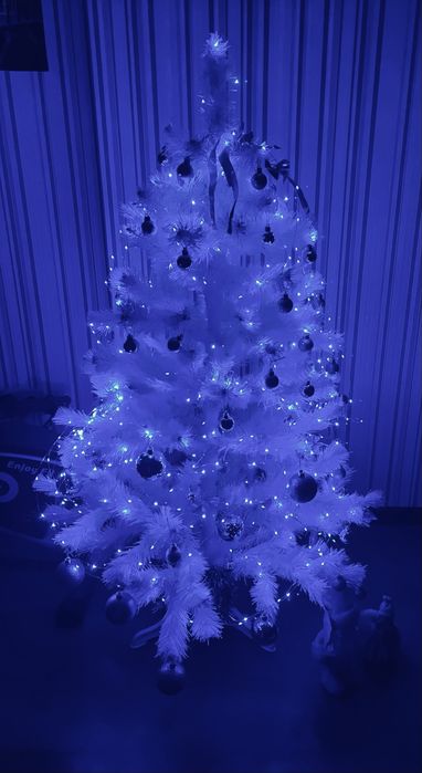 Ялинка штучна біла дуже гарна