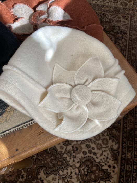 2 Czapki damskie TONAK w stylu retro