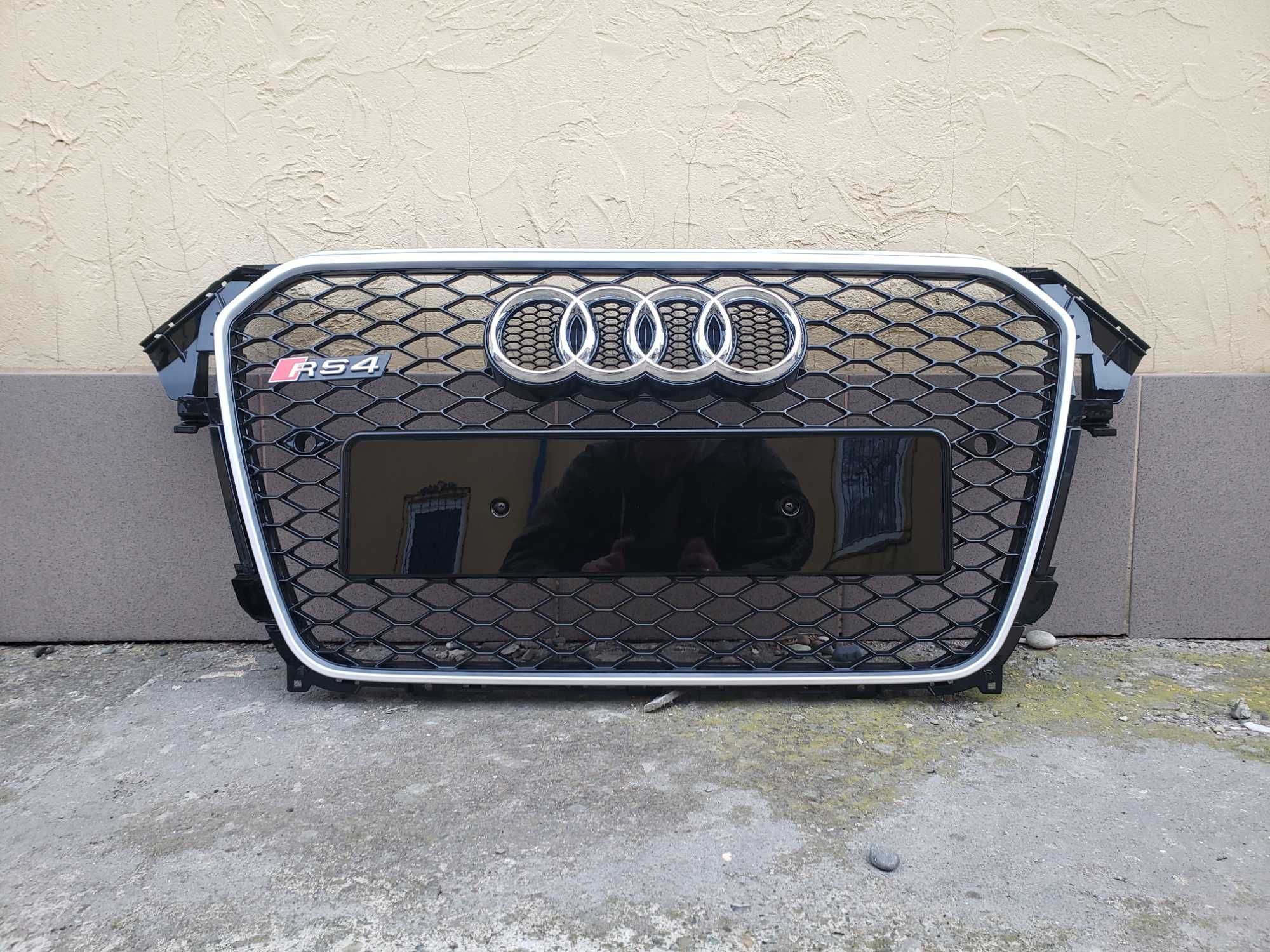 Решетка радиатора на Audi A4 B8 2011-2015 год (стиль RS4 Silver Black)