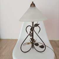 lampa stojąca na komodę