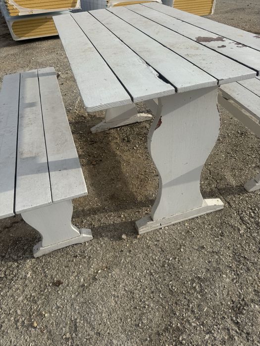 Conjunto de mesa e bancos em madeira