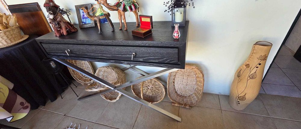 Aparador e consola modernos em muito bom estado