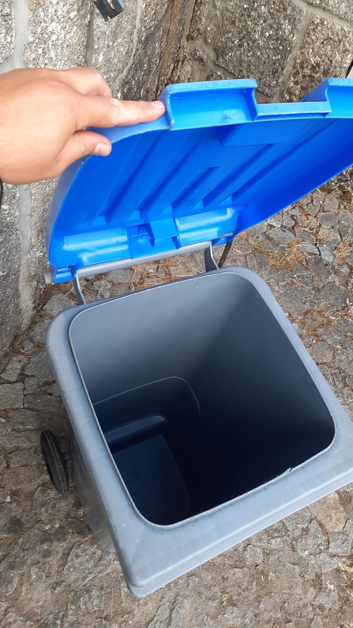 Caixote do lixo com rodas