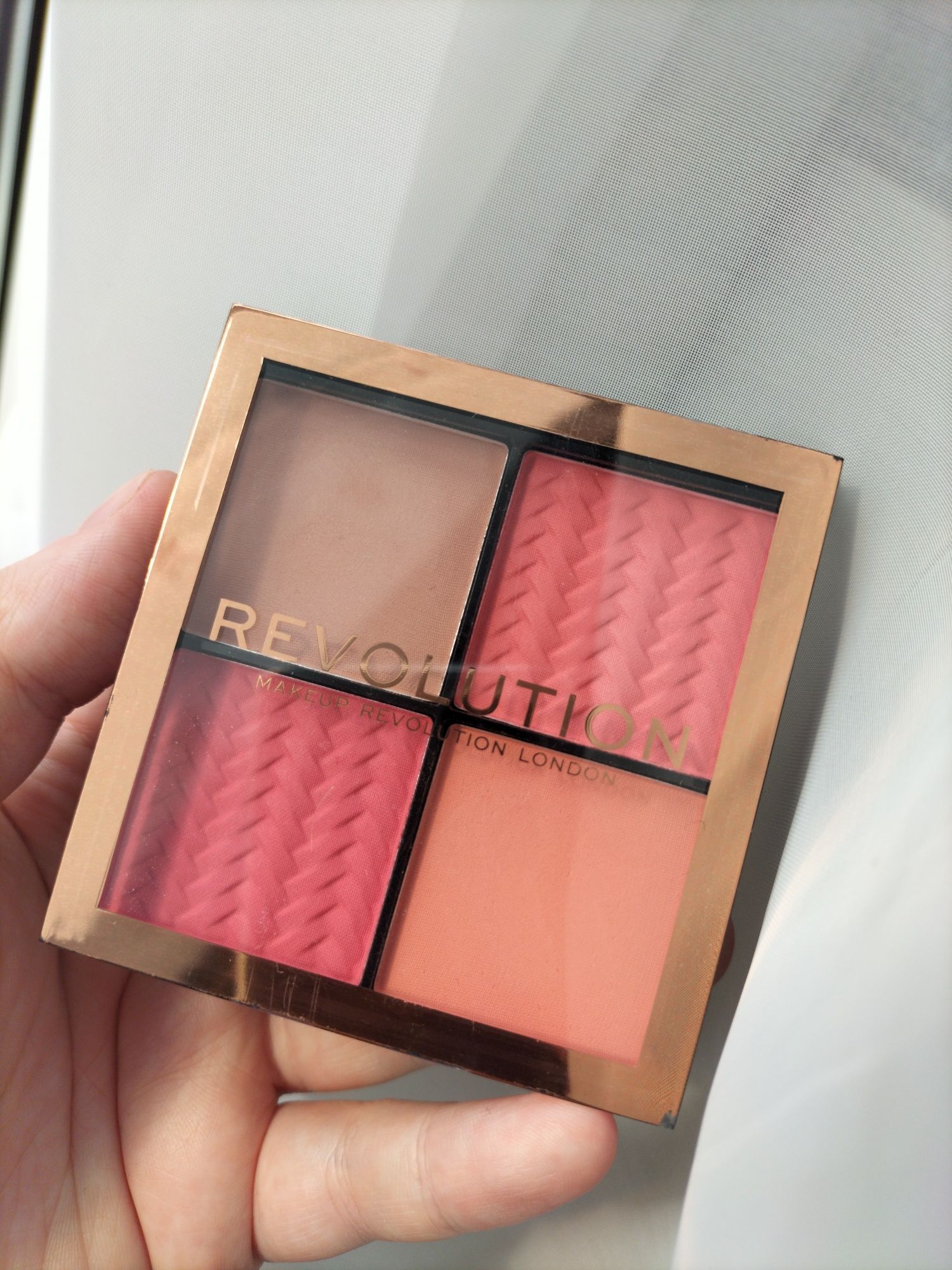 Paletka róży makeup revolution cheeky