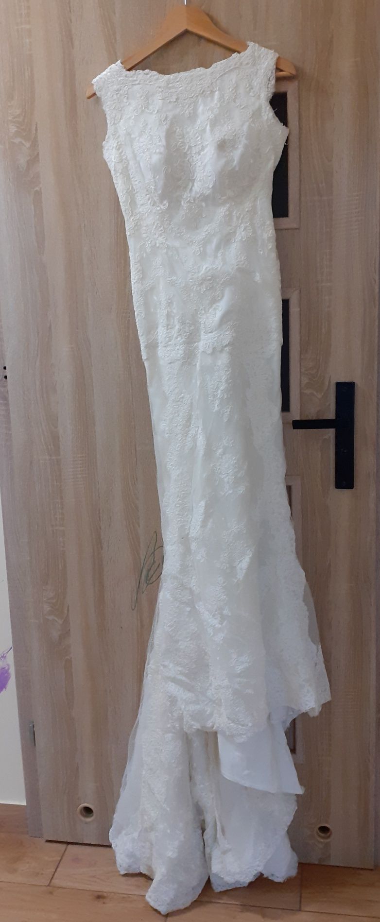 Suknia ślubna z trenem koronkowa XS