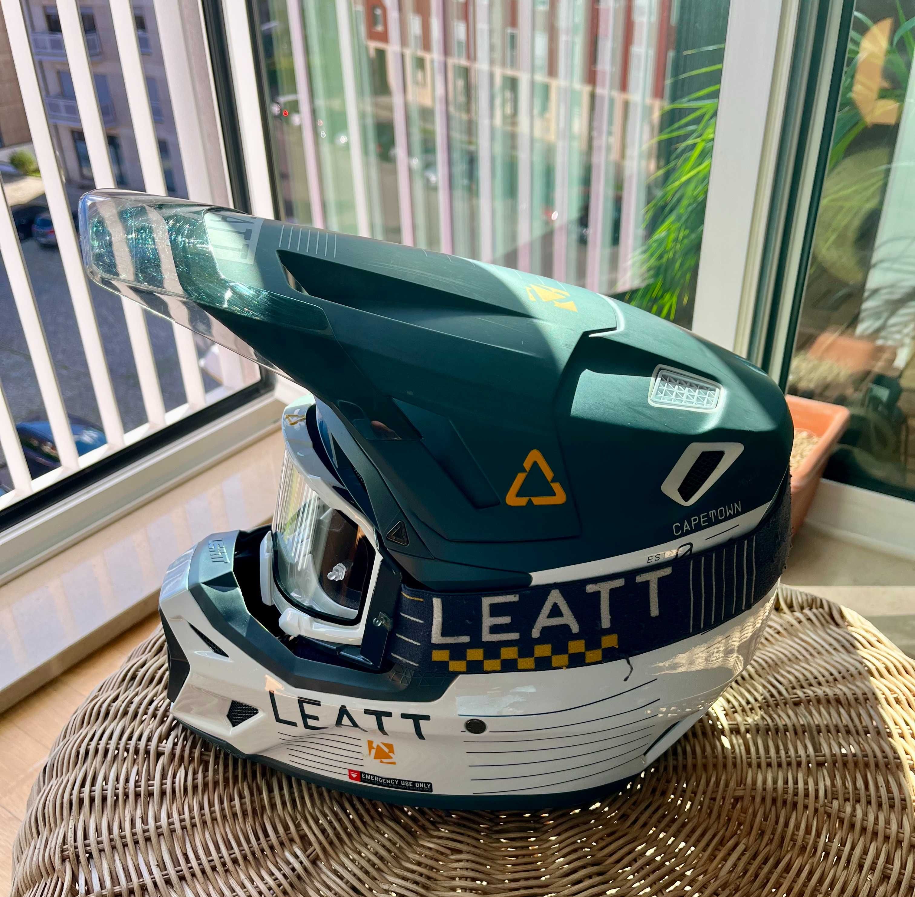Capatece Enduro Leatt 8.5 com óculos