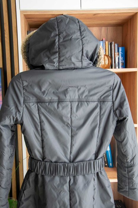 CARRY czarna damska długa kurtka zimowa z futerkiem- M/38