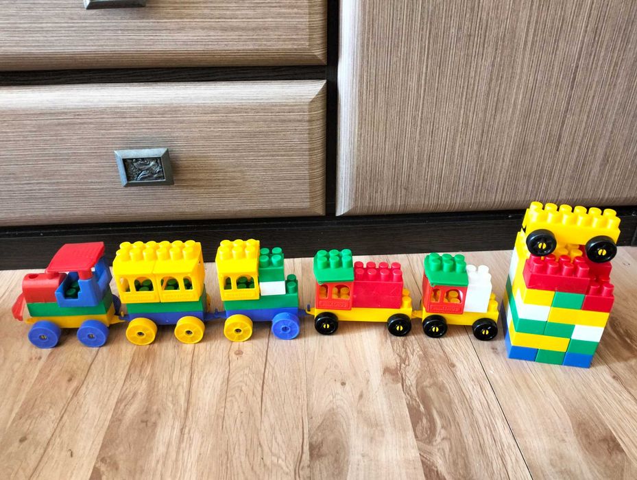 Конструктор поїзд.. Кубіки.