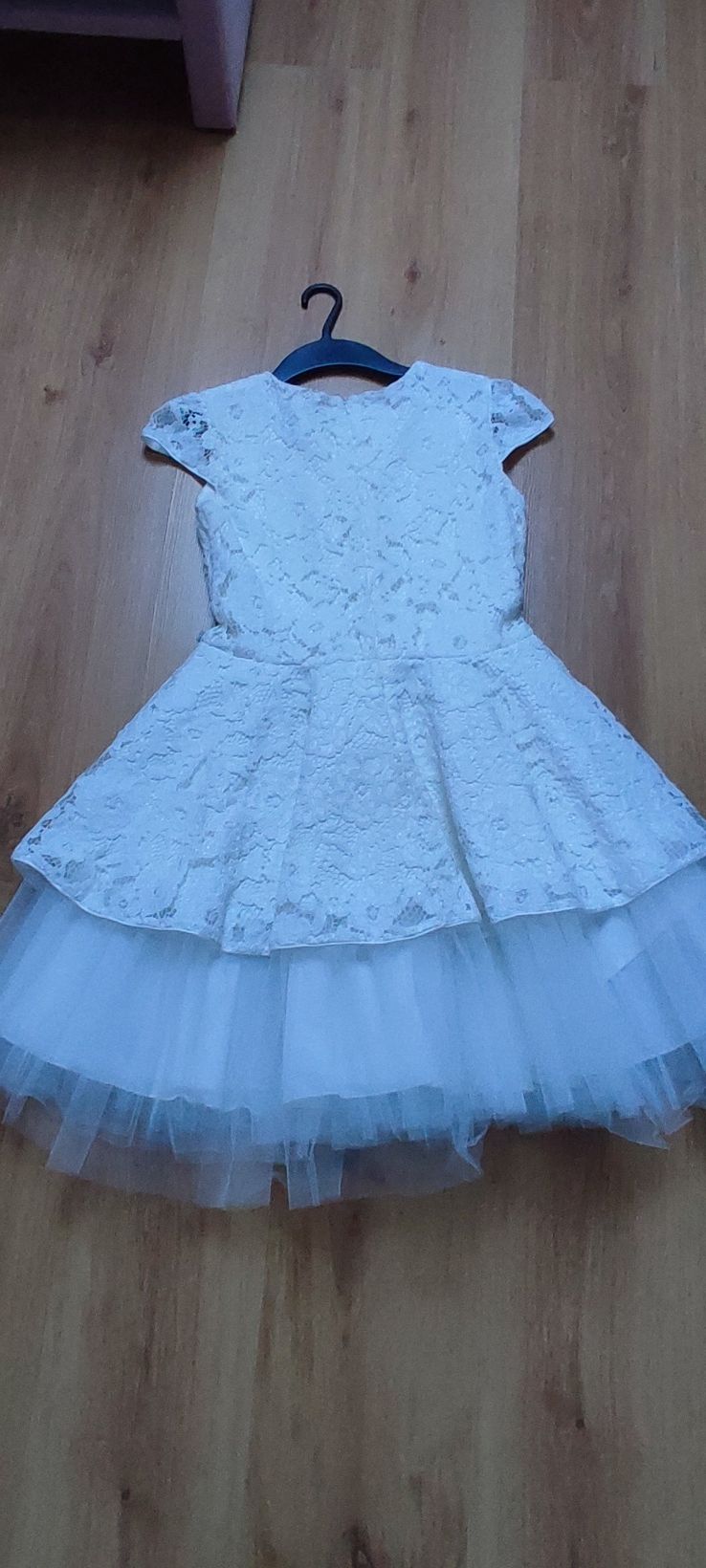 Sukienka koronkowa z baskinką 158cm