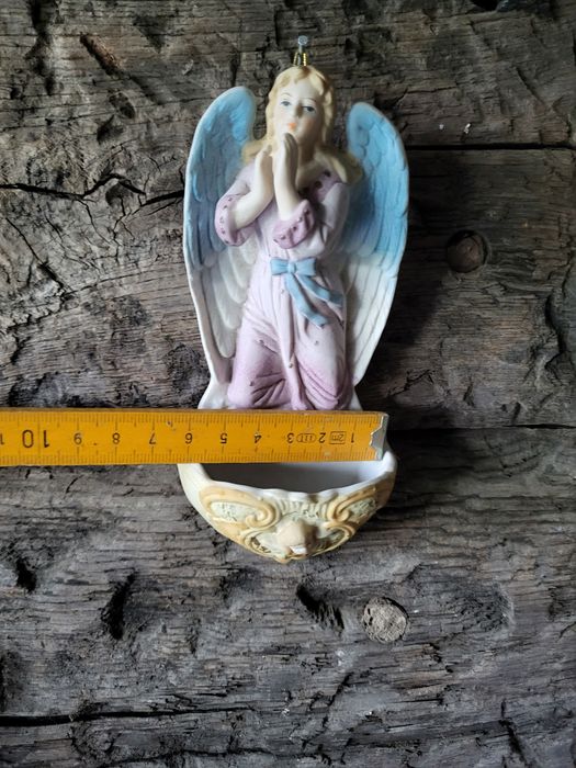 Biskwit Anioł z porcelany kropielnica