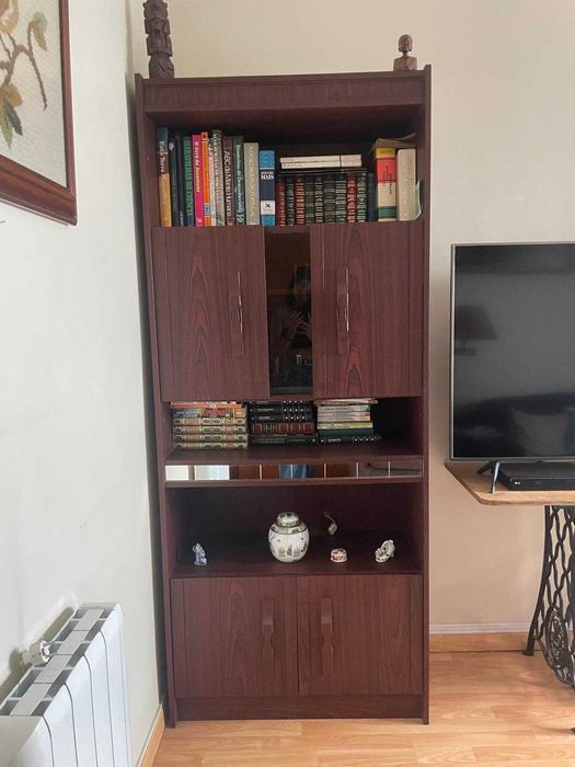 Estantes (duas) com portas e vidro