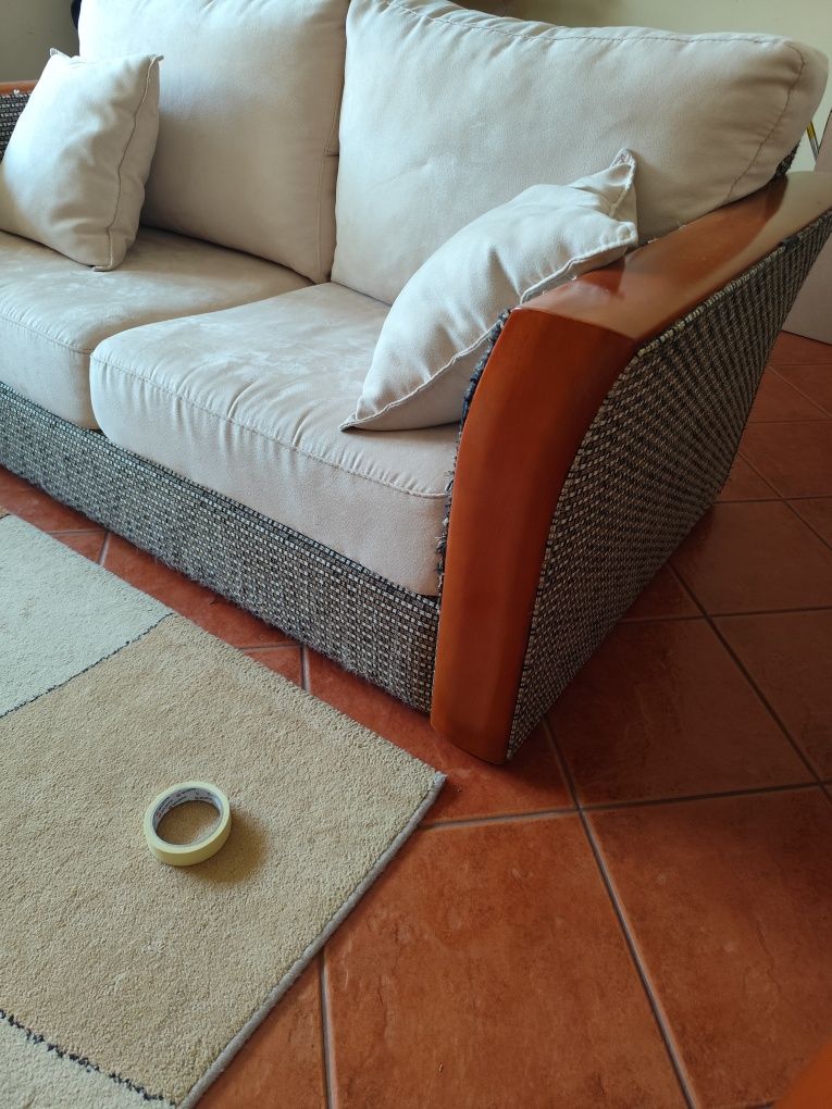 Sofás em bom estado e secretária.