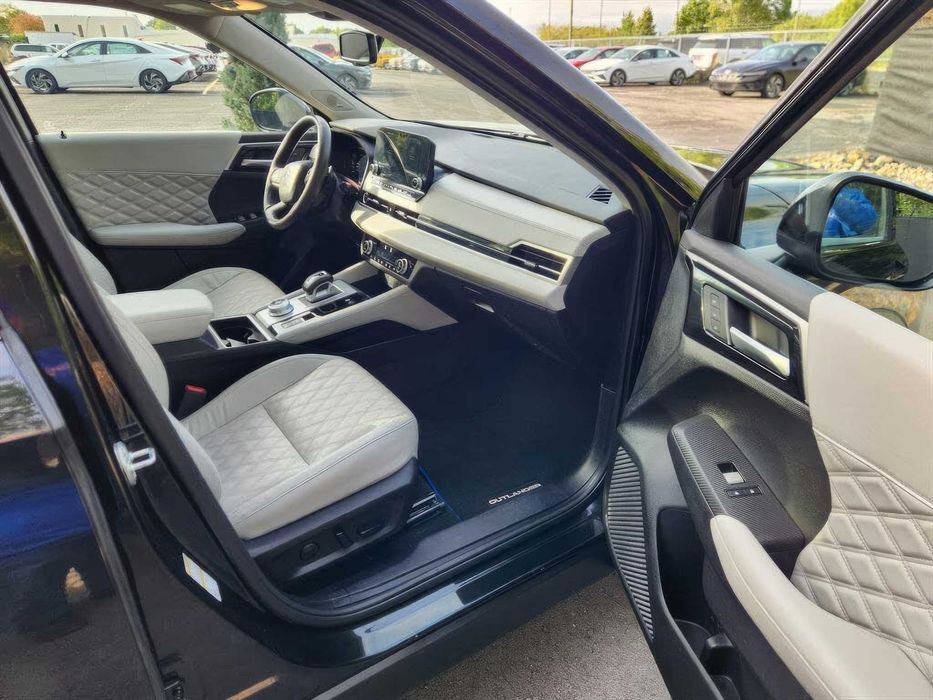 Mitsubishi Outlander      2024