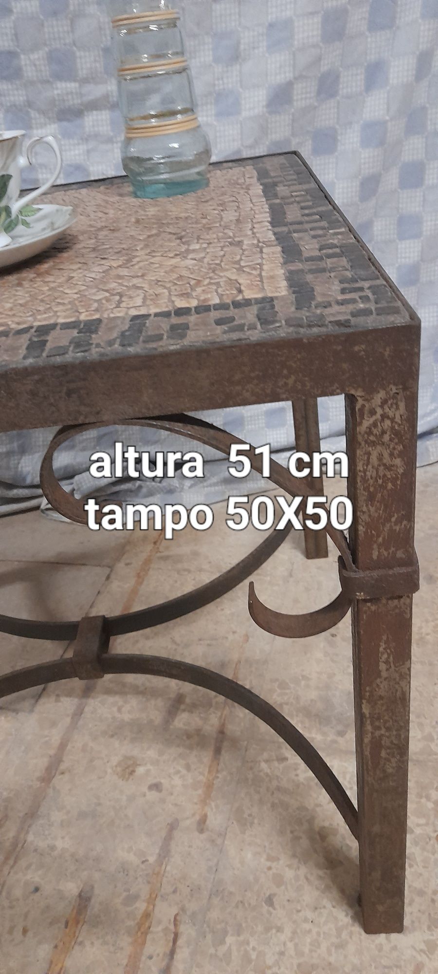 Mesa baixa de ferro