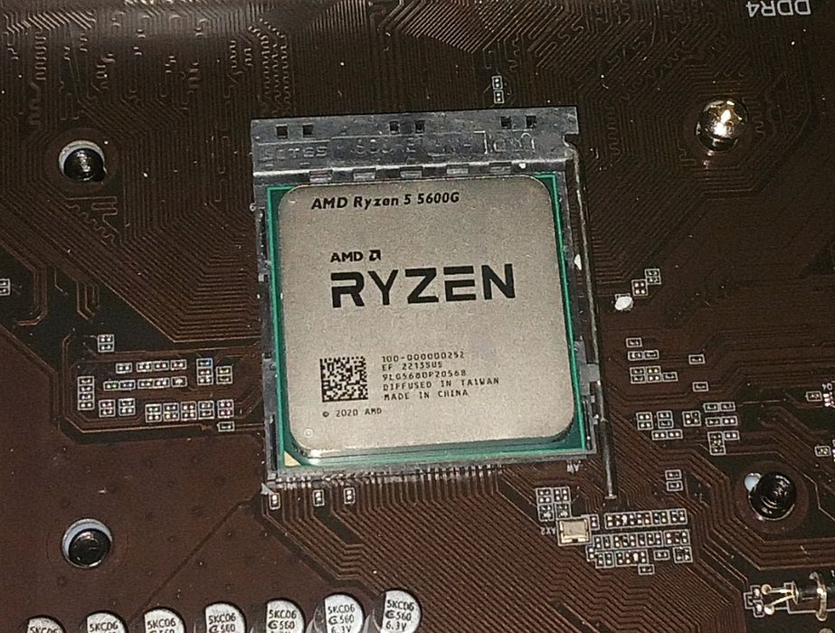 Процесор AMD Ryzen 5 5600G BOX (3.9GHz 16MB 65W AM4)