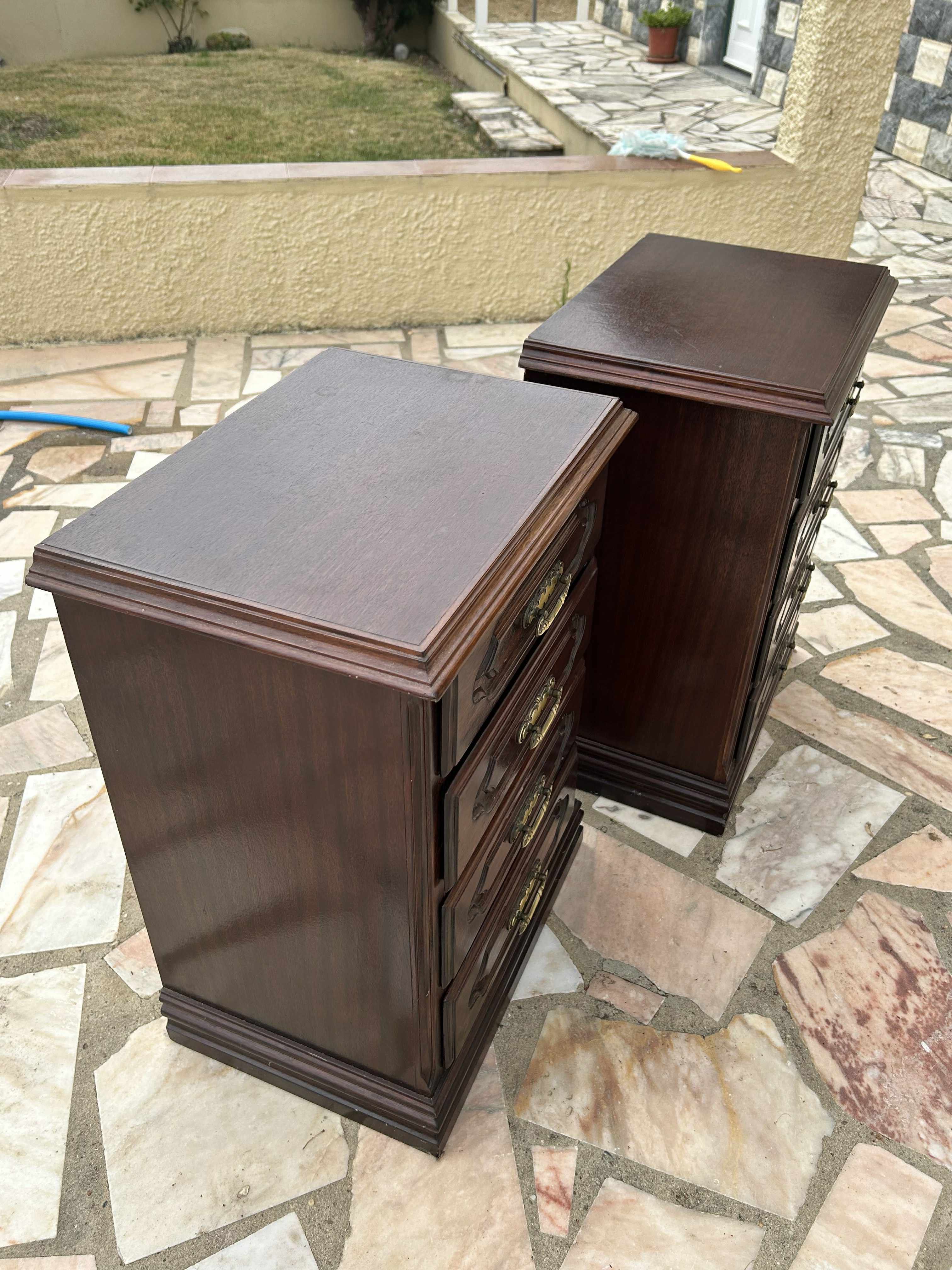 Conjunto duas mesas de cabeceira e uma cômoda