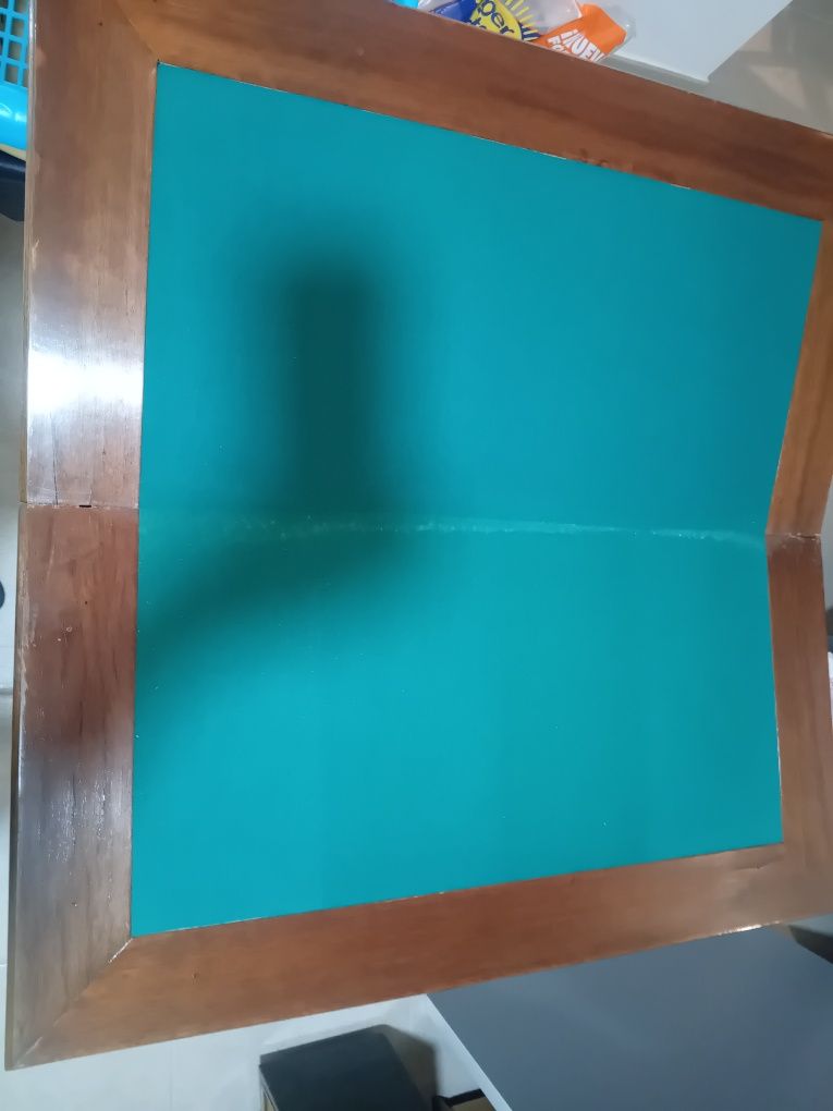 Mesa de jogos em madeira
