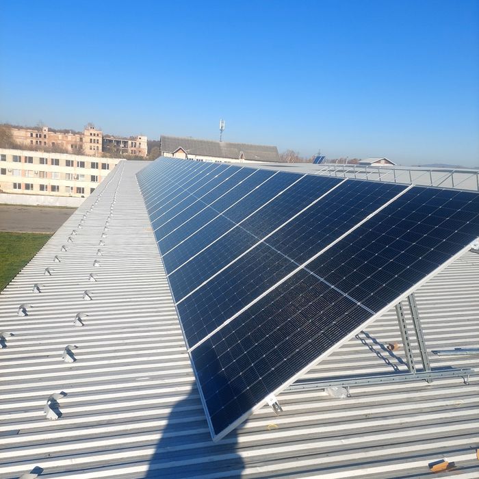 Сонячні панелі та монтаж. Гібридні сонячні станції.