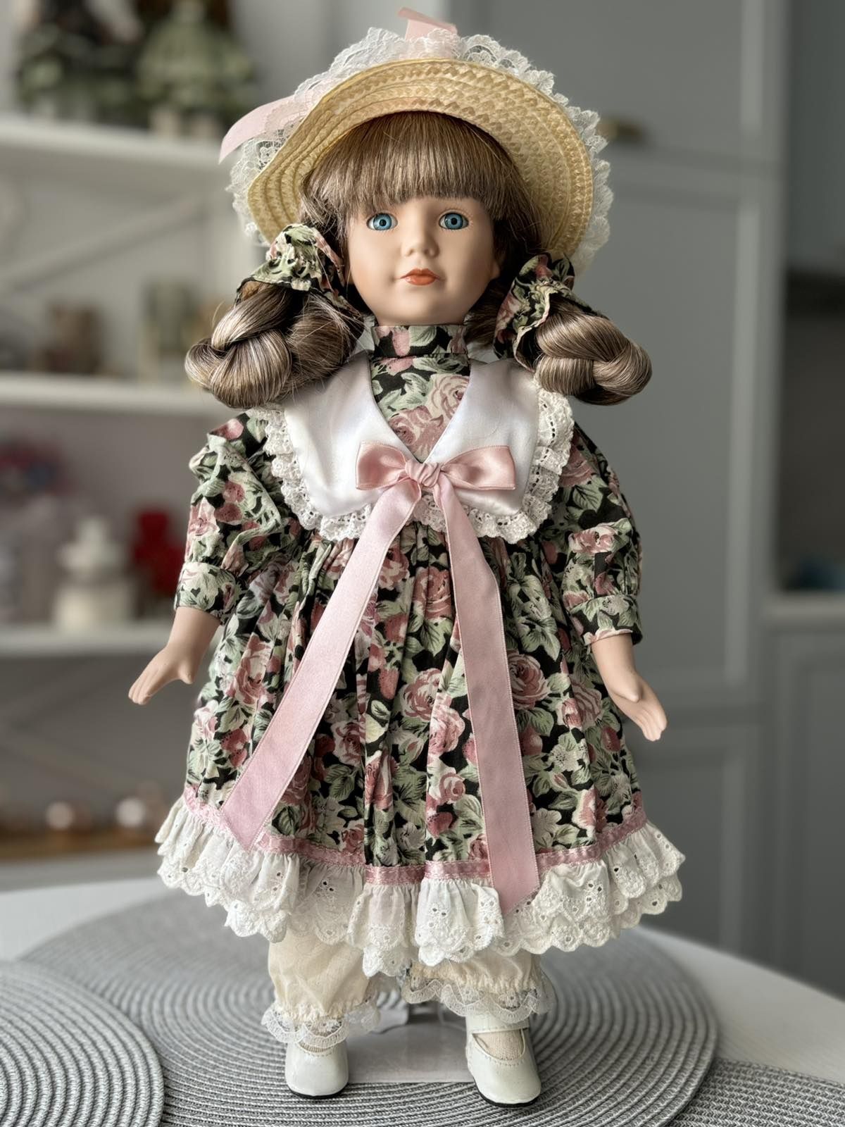 Продам фарфоровую куклу