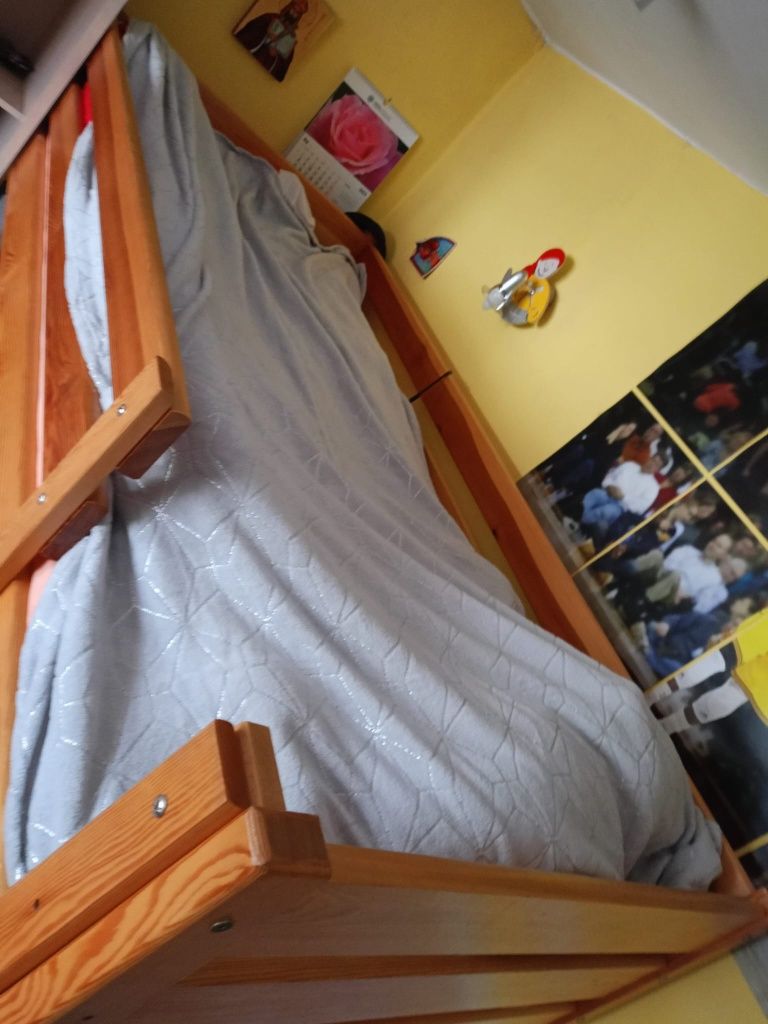 Drewniane łóżko piętrowe z dwoma materacami