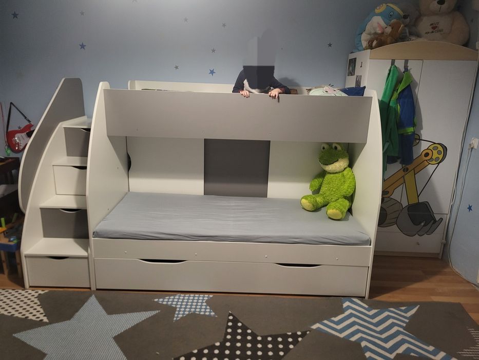 Łóżko piętrowe ze schodkami