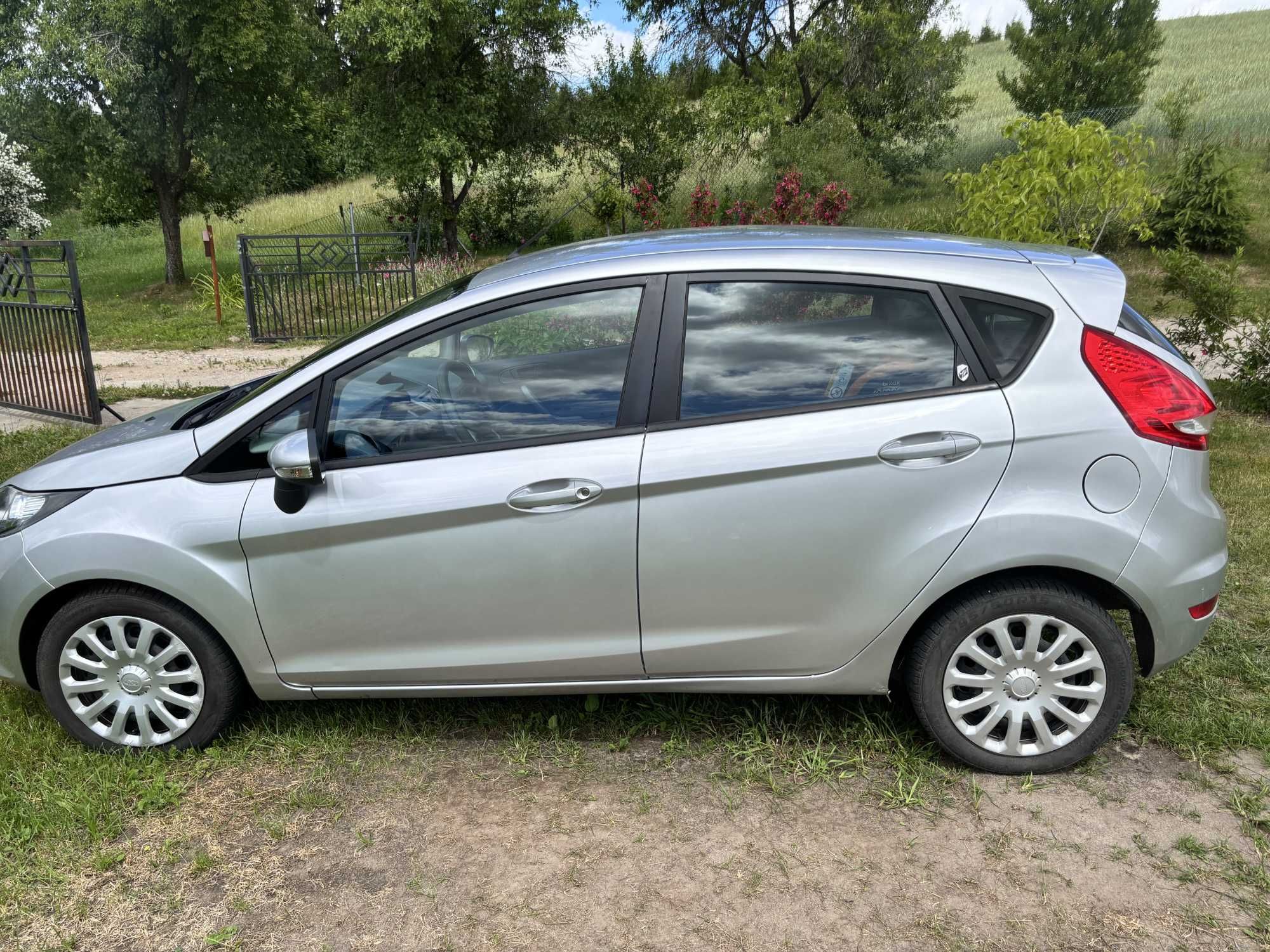 Srebrny Ford Fiesta 1.25 benzyna 82KM