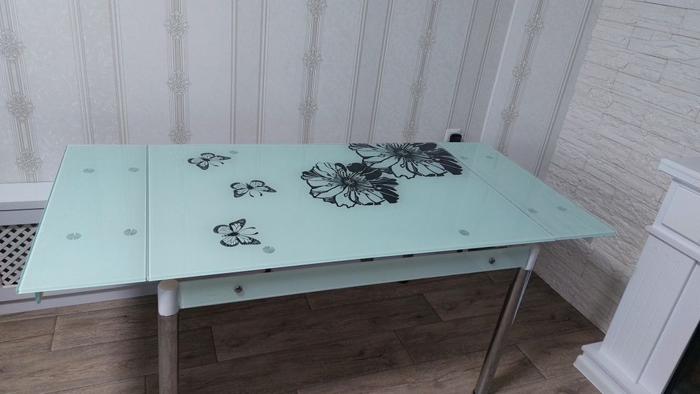 Скляний  обідній стіл