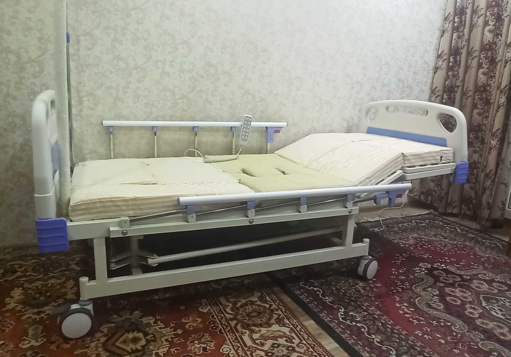 Медичне функціональне ліжко з туалетом MED1-H01 з електроприводом