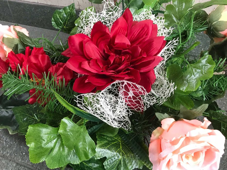 Stroik kompozycja kwiaty grób misa ok70x40x35cm ok2kg