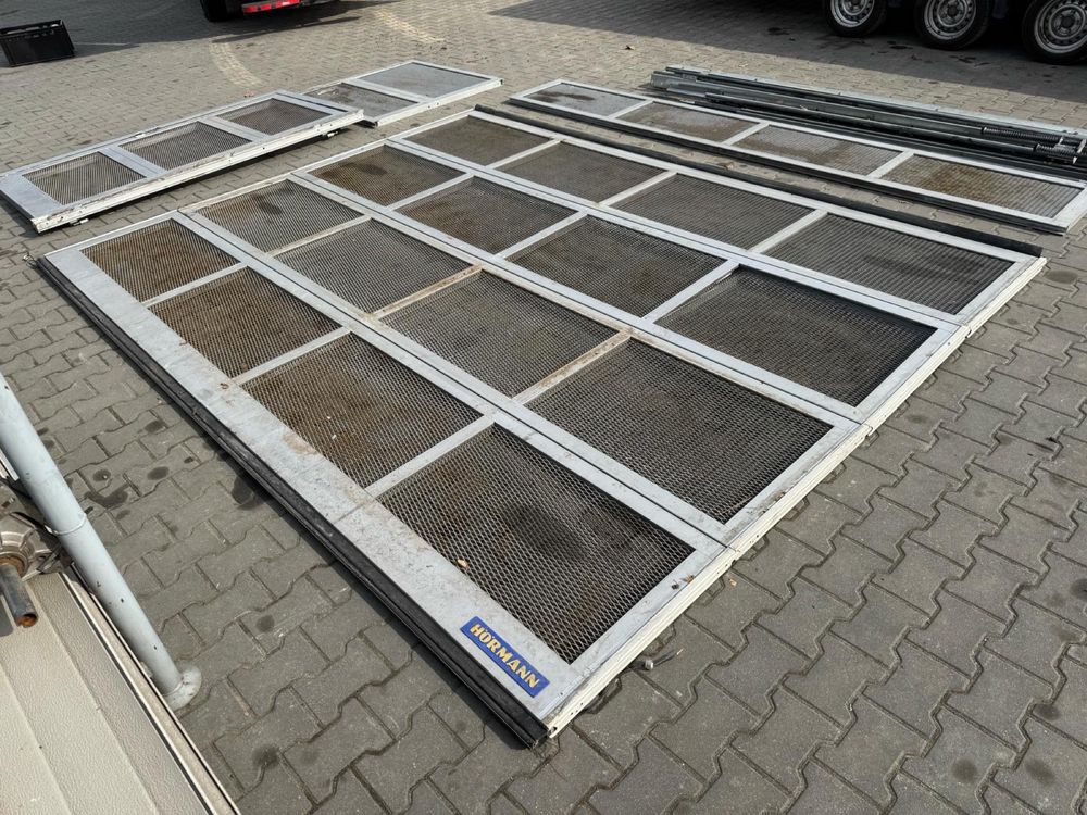 Brama 3.59x2.75 segmentowa Hormann + furtka boczna azurowa