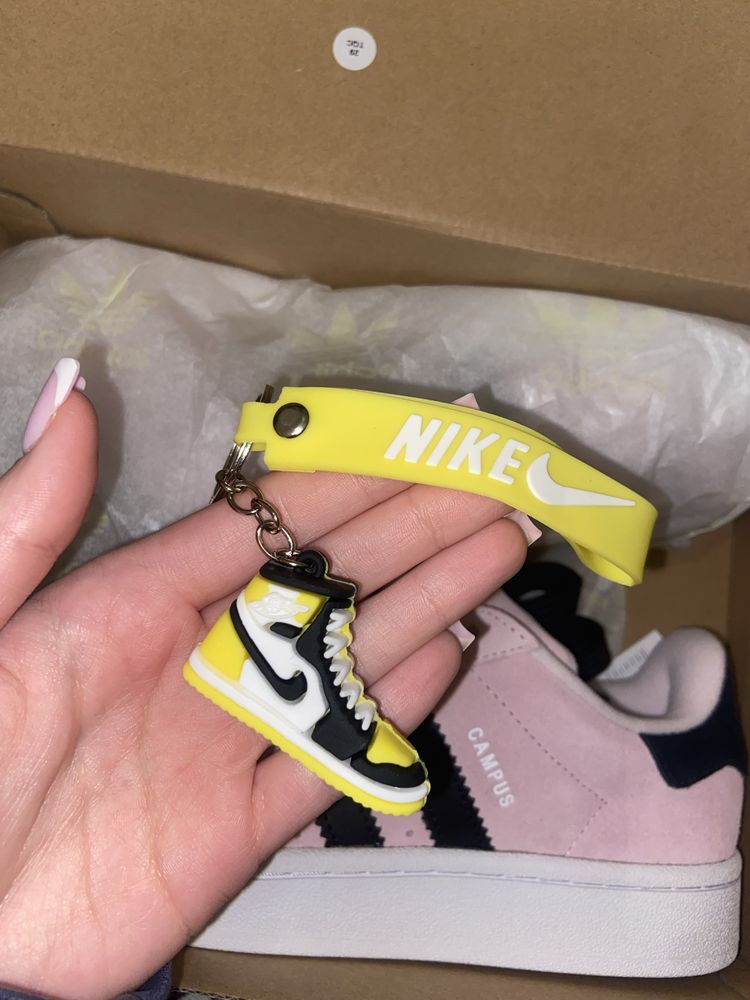 Brelok do kluczy Nike but żółty