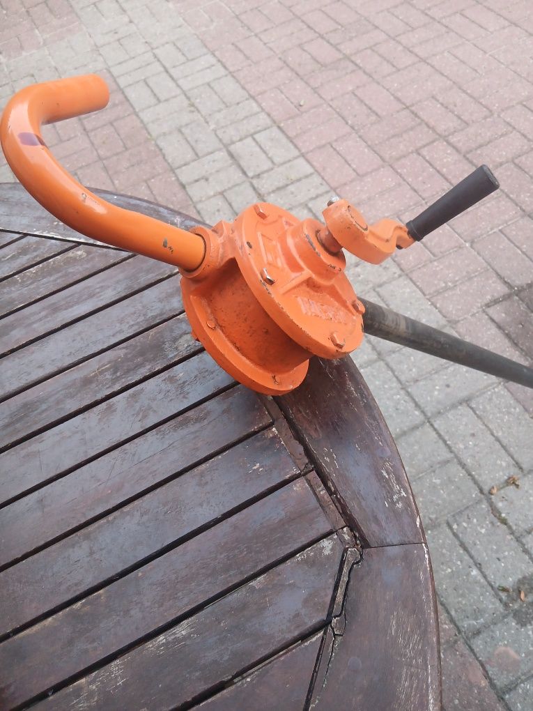 Pompa ręczna do beczki.