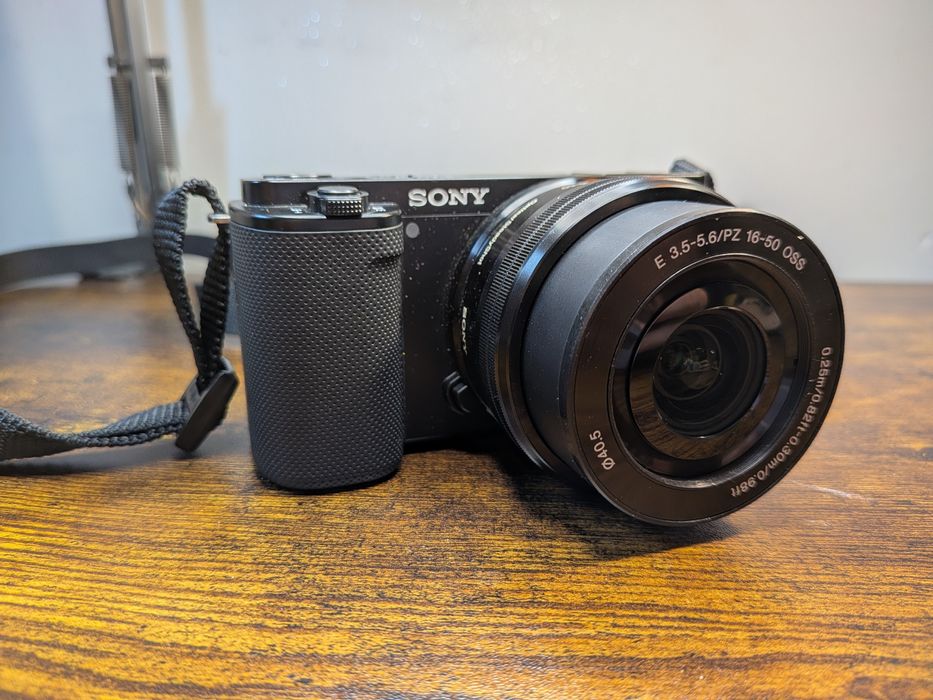 Sony ZV-E10 + 16–50mm + 2 mikrofony + akcesoria – stan jak nowy